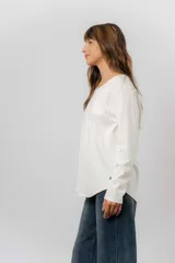 Remera de manga larga en color marrón, de corte relajado, con cuello redondo amplio y dobladillo redondeado.
