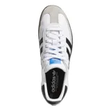 Championes Adidas Samba Adv, color blanco con detalles en negro y suela marrón.