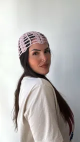 Gorro de crochet color rosa claro con diseño calado.