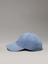 Gorra de béisbol celeste con logo de Calvin Klein Jeans bordado en blanco en el frente.