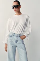 Jeans de tiro alto con diseño barrel y cinco bolsillos, de pernera holgada que se estrecha hacia el tobillo, en tono celeste claro.