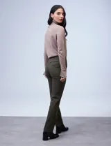 Pantalón negro de gabardina elastizada marca Zac & Rachel, con pretina ancha y faja interna modeladora. Tiene costura frontal pespunteada y bolsillos ojal simulados en la parte trasera.