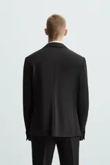 Blazer slim fit de tejido con viscosa, con cuello de solapas de muesca, manga larga con botones en puños, bolsillos de vivo en pecho y de solapa en cadera, bolsillo interior y aberturas en la espalda.