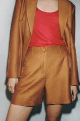 Blazer entallado color tostado confeccionado con lino. Cuenta con cuello solapa, manga larga con hombreras y cierre frontal con dos botones forrados a tono. Presenta forrería interior blanca.