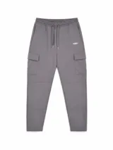 Pantalón de jogging tipo cargo color gris, con cintura elástica y cordón ajustable, bolsillos laterales con solapa y corte ajustado en los tobillos.