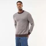 Sweater de punto para hombre, color marrón y beige, con diseño de micro-patrón en diagonal. Presenta cuello redondo, puños y cintura en color marrón liso.