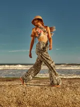 Pañuelo grande de poliéster con estampado de flores y palmeras en blanco y negro, con borde rosado y la palabra "Beleza" en color coral.