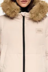 Campera tipo plumífero de largo medio y corte recto en tejido técnico, con cierre frontal, capucha con borde de pelo sintético desmontable y puños elásticos interiores. Presenta bolsillos laterales de vivo y etiqueta con logo en el pecho.