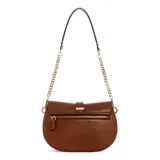 Cartera bandolera Guess modelo Carrie de color marrón, con solapa frontal, detalle de tira con hebilla y logo metálico dorado. Cuenta con asa corta de cadena y tiras de cuero sintético.