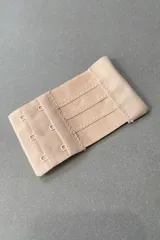 Extensor de contorno de soutien de color beige, con tres ganchos.