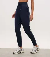 Pantalón de jogging deportivo azul con cintura ajustable con cordón, bolsillos laterales y tobillos ajustados.