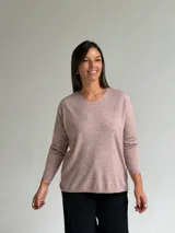 Sweater de punto fino en color rosa melange, con escote en V y mangas largas de corte holgado.