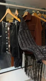 Buzo de punto con cuello redondo y mangas largas, confeccionado en lana merino y algodón.