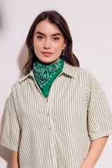 Camisa oversize a rayas verticales color verde y blanco, con mangas cortas y botones nacarados.