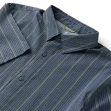 Camisa de manga corta color azul con diseño de rayas verticales, cuello camisero y cierre frontal de botones.