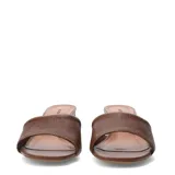 Sandalias de cuero negro marca Bottero, con taco ancho y diseño destalonado de una sola faja ancha en la parte delantera.