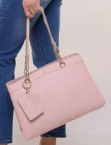 Cartera de hombro de eco cuero color rosado, con estructura tripartita, compartimento central con cierre metálico, compartimentos laterales con broche magnético y asas dobles con detalle de cadena metálica. Incluye tarjetero desmontable.
