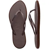 Chancletas de mujer Havaianas modelo Slim Point, color marrón café, con tiras finas y diseño de punta estilizada.