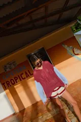 Buzo con capucha de tejido de punto abierto, color blanco roto, de corte oversize y manga larga con detalle de flecos en los puños.