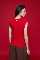 Remera sin mangas de silueta entallada y corte al cuerpo, confeccionada en algodón elastizado con textura acanalada y escote redondo.