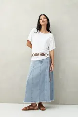 Remera negra de manga corta, confeccionada en modal, con cuello bote y frunces laterales.