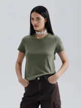 Remera verde claro de algodón, de corte clásico y mangas cortas.