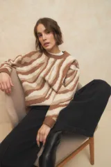 Sweater de punto con diseño de rayas tipo cebra en color azul, beige y bordó.