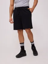 Bermuda deportiva negra de algodón y poliéster con cintura elastizada y cordón ajustable.