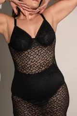 Vestido largo de encaje negro elastizado, con corpiño con aro forrado en jersey y breteles elásticos regulables.