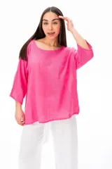 Blusa fucsia de algodón con mangas 3/4 y escote redondo.