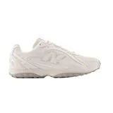 Championes urbanos New Balance modelo 204L, color beige claro, confeccionados en gamuza y malla, con el característico logo "N" en los laterales y suela de goma estructurada.