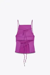 Top color fucsia de escote recto y tirantes finos, con detalle de pliegues y espalda descubierta. Cierre con lazadas en la espalda.