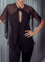 Capa de microtul negro con diseño versátil, cuello cerrado con lazo y mangas amplias tipo capa. Presenta una caída fluida y ligera, ideal para superponer sobre otras prendas.