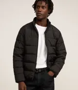 Campera puffer negra de microfibra ultraleve, con cuello alto, cierre frontal de cremallera y bolsillos laterales.