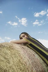 Vestido largo de crochet con lurex, diseño a rayas verticales en tonos beige y negro, con flecos en el ruedo.