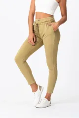 Pantalón color verde pistacho, de corte skinny, con cintura elastizada, cordón ajustable y bolsillos laterales.