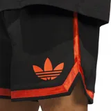 Shorts Adidas negros con cintura elástica, cordón de ajuste naranja, logo naranja en la pierna izquierda y ribete naranja en el ruedo.