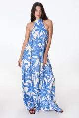 Vestido largo de poliéster con estampado floral en tonos azul y blanco, cuello halter y corte holgado.