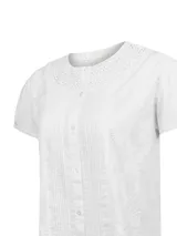 Blusa blanca de algodón orgánico con cuello redondo, manga corta abullonada y cierre frontal con botones. Presenta delicados bordados, pliegues y calados en la parte superior.
