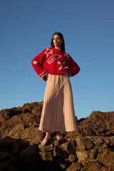 Sweater tejido a máquina manual con bordado a mano. Silueta oversize con mangas anchas y largo por arriba de la cola.