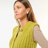 Chaleco de punto color verde oliva, sin mangas, con cuello redondo y cierre frontal con botones grandes dorados.