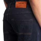 Pantalón de denim Timberland, color azul oscuro, de corte recto.