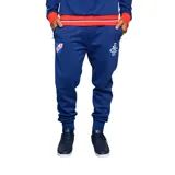 Pantalón de jogging azul con puños ajustados y cordón en la cintura. Presenta el escudo del Club Nacional de Football en la pierna izquierda y un logo estilizado en la pierna derecha.
