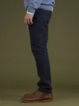 Pantalón de calce comfort confeccionado en tejido sateen de algodón con spandex. Presenta un acabado suave al tacto y un teñido uniforme en color azul marino.