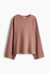 Buzo oversized de punto interlock pesado en color rosado, con cuello redondo y mangas largas amplias.