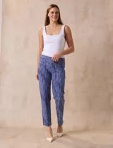 Pantalón de gabardina elastizada con estampado floral multicolor, pretina ancha elastizada y corte recto.