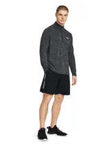 Short deportivo Under Armour de tejido ligero, diseñado para entrenamiento. Presenta cintura elástica con cordón interno, bolsillos laterales abiertos y aberturas laterales en el bajo para mayor movilidad.