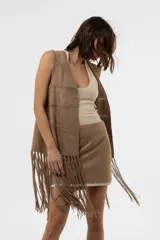Chaleco medio marrón de inspiración western con efecto gamuzado, costuras artesanales y flecos XL. De calce relajado y abierto.