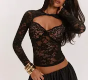 Top negro de encaje con diseño ajustado, mangas largas, escote en forma de corazón y detalle de abertura en el pecho con cierre de botón chino.