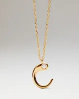 Collar de Pdpaola con cadena de eslabones y colgante en forma de letra C dorada con una circonita incrustada.